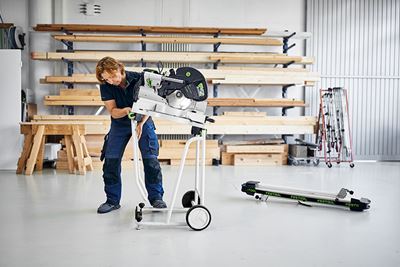 Käsitööline (naine) mitmeotstarbelise lauaga