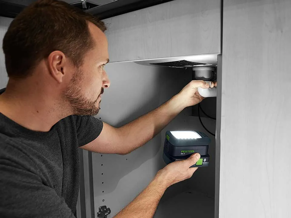 Mees valgustab valamu ühendust SYSLITE KAL 2'ga